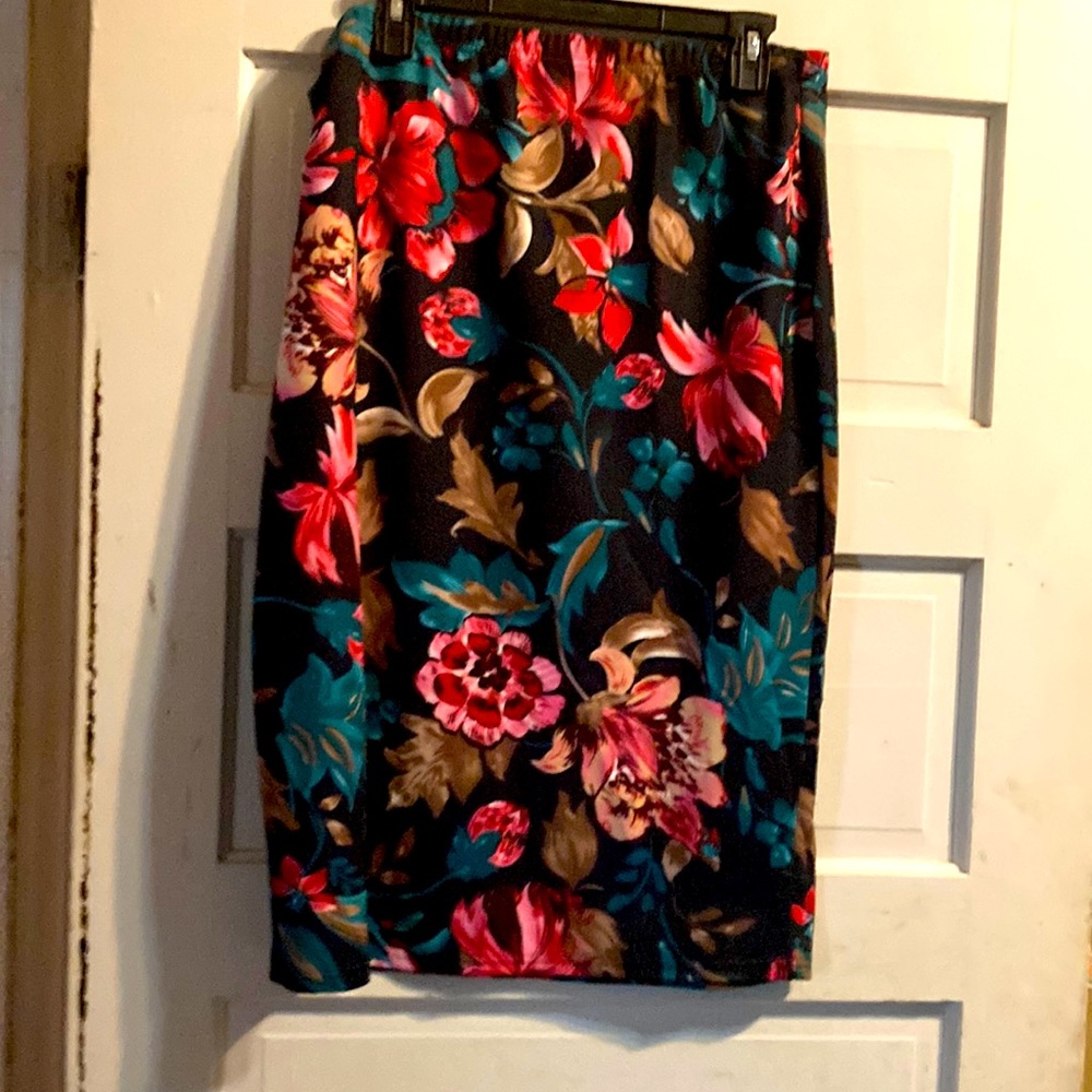 Never worn. Xl SHEIN floral skirt